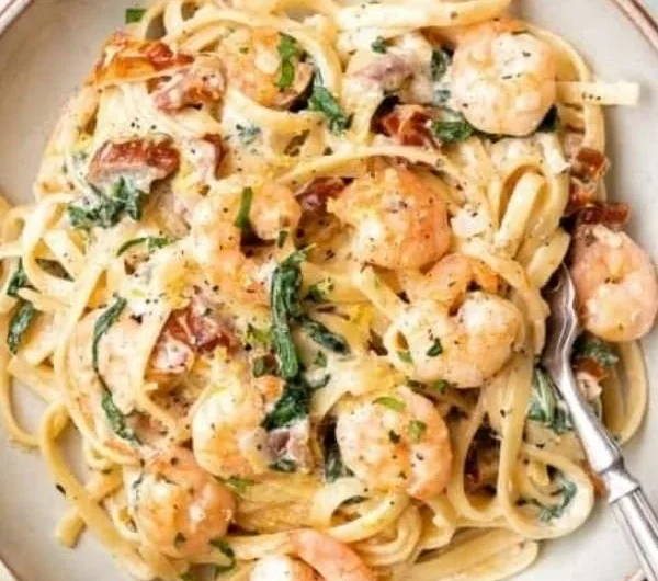Cremige Tuscan Shrimp Linguine mit frischen Garnelen und Pasta