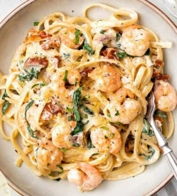 Cremige Tuscan Shrimp Linguine mit frischen Garnelen und Pasta