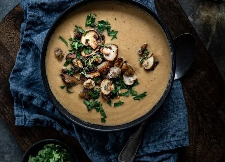 Cremige Maronensuppe als festliche Vorspeise für Weihnachtsmenü