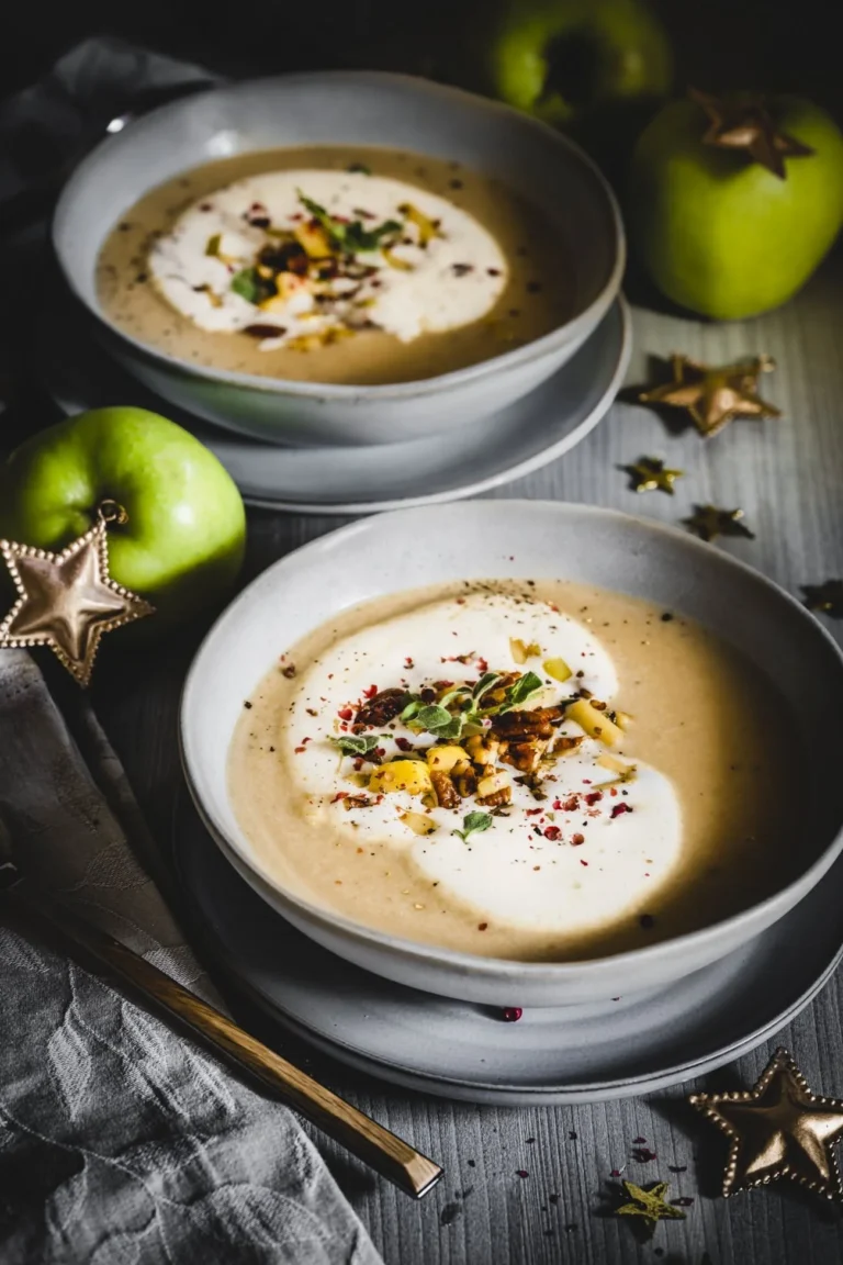 Cremige Maronensuppe mit karamellisierten Äpfeln in einer gemütlichen Schüssel