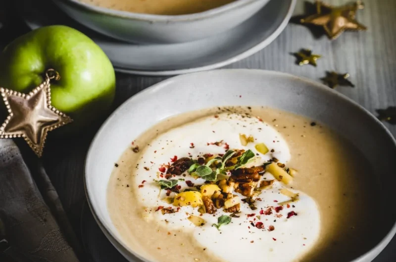 Cremige Maronensuppe mit karamellisierten Äpfeln in einer gemütlichen Schüssel