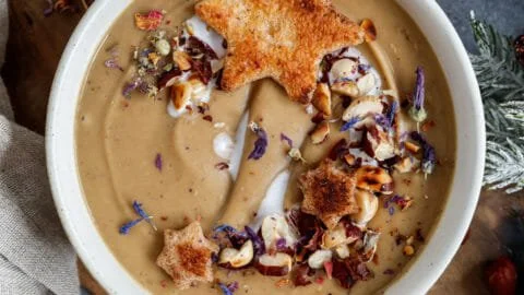Cremige Maronensuppe serviert mit knusprigen Zimt-Croûtons.