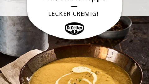 Cremige Maronensuppe in einer Schale, garniert mit frischen Kräutern