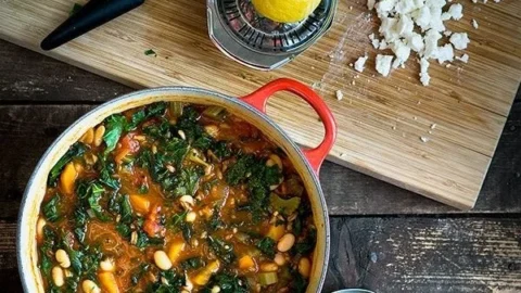 Schüssel Grünkohl-Dinkel-Eintopf mit Tomaten, frisch zubereitet