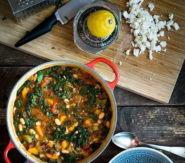 Schüssel Grünkohl-Dinkel-Eintopf mit Tomaten, frisch zubereitet