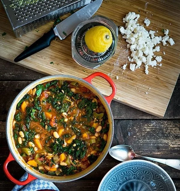 Schüssel Grünkohl-Dinkel-Eintopf mit Tomaten, frisch zubereitet