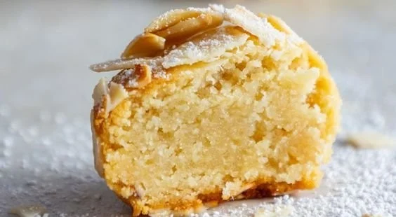 Leckere Marzipan Knoten mit Safran und Kardamom auf einem Teller