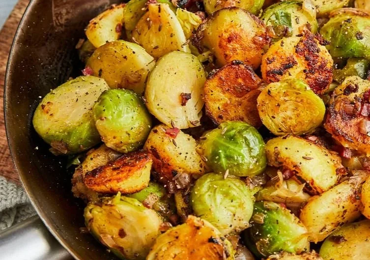 Rosenkohl-Kartoffel-Pfanne in einer Pfanne mit frischen Zutaten