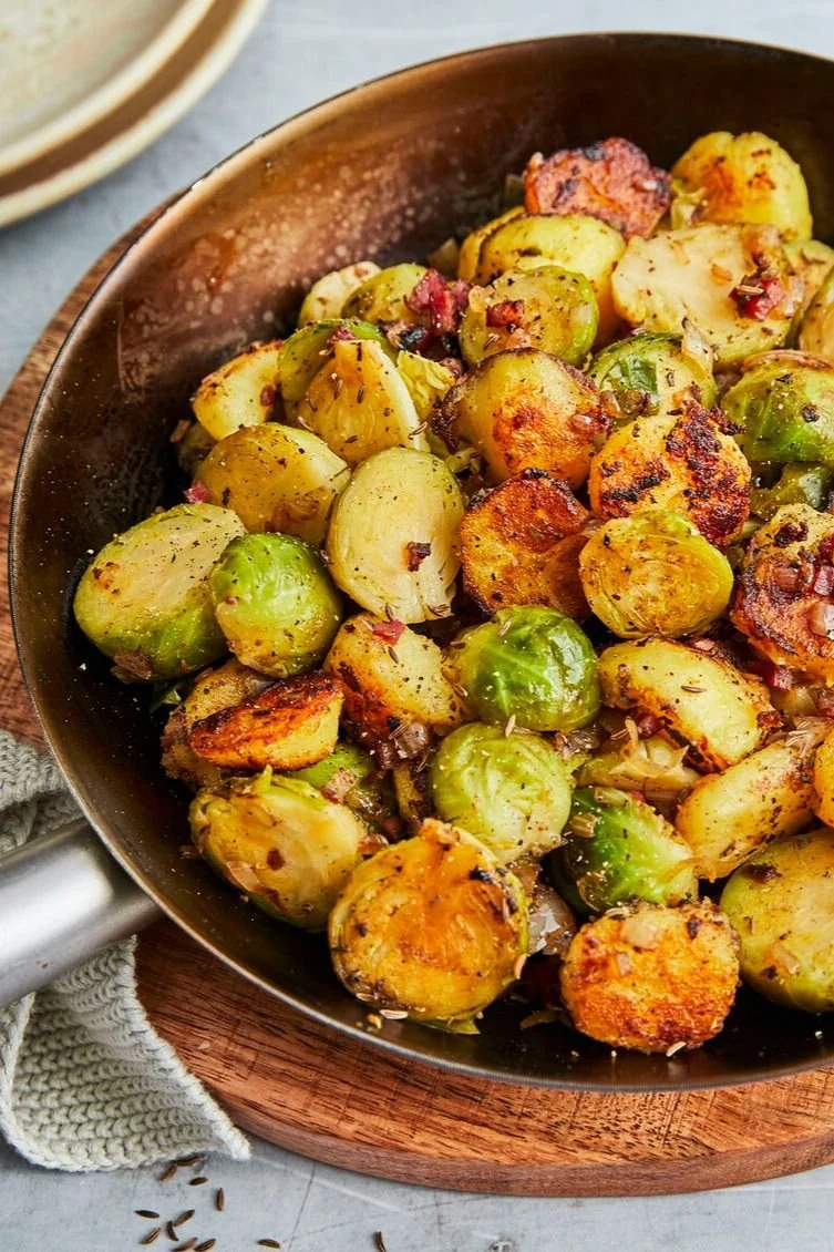 Rosenkohl-Kartoffel-Pfanne in einer Pfanne mit frischen Zutaten