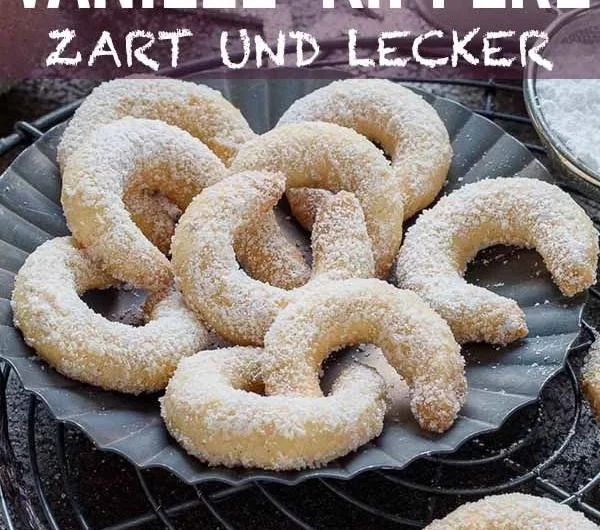 Platte mit frisch gebackenen Vanillekipferl, dem klassischen Plätzchen zur Weihnachtszeit.
