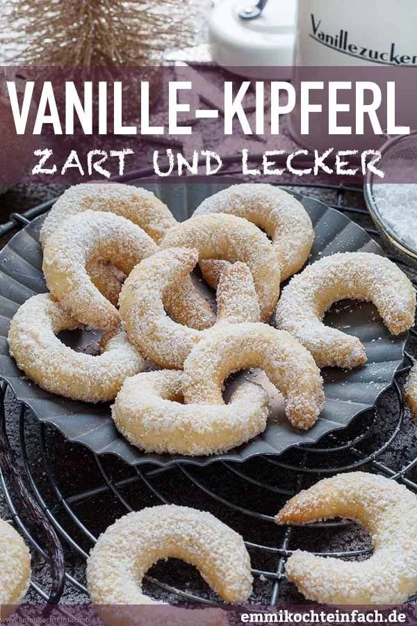 Platte mit frisch gebackenen Vanillekipferl, dem klassischen Plätzchen zur Weihnachtszeit.