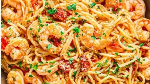 Garnelen-Pasta mit Kirschtomaten in einer cremigen, buttrigen Sauce