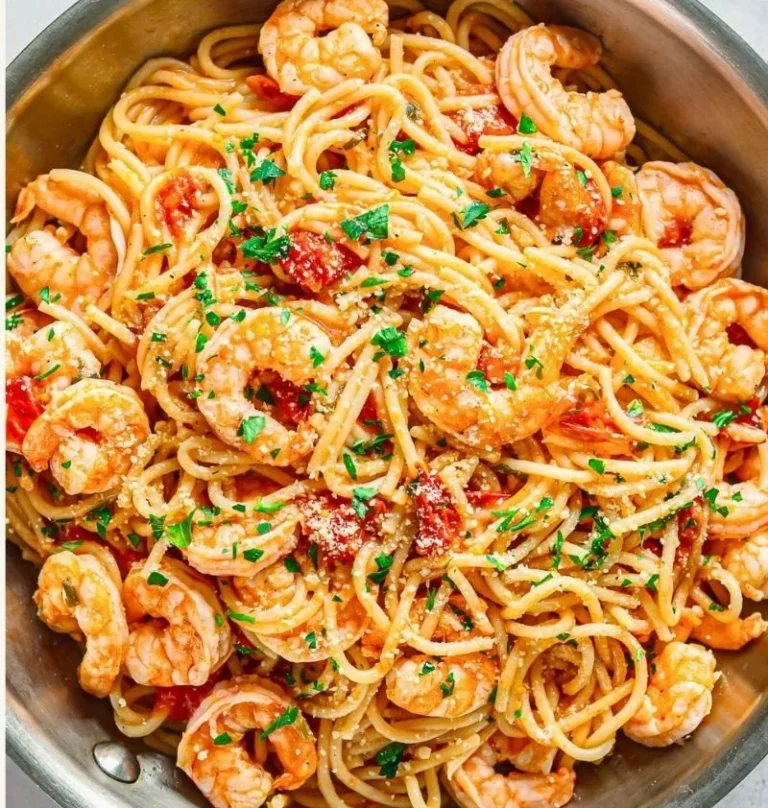 Garnelen-Pasta mit Kirschtomaten in einer cremigen, buttrigen Sauce