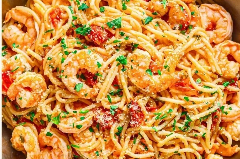 Garnelen-Pasta mit Kirschtomaten in einer cremigen, buttrigen Sauce