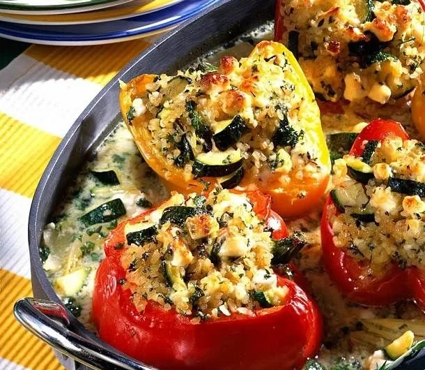 Gefüllte Paprika mit Bulgur, Zucchini und Schafskäse auf einem Teller