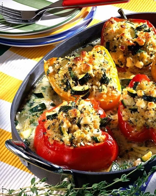 Gefüllte Paprika mit Bulgur, Zucchini und Schafskäse auf einem Teller