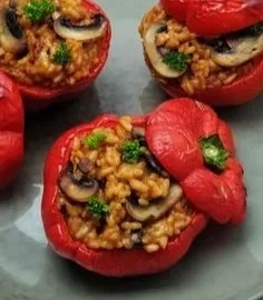 Gefüllte Paprika mit Tomatenrisotto und Hackfleisch