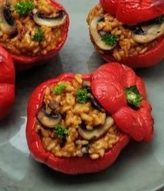 Gefüllte Paprika mit Tomatenrisotto und Hackfleisch