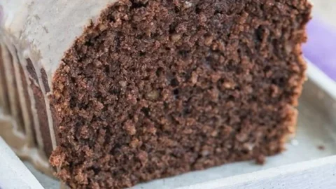Einfacher Gewürzkuchen frisch aus dem Ofen mit Gewürzen dekoriert.