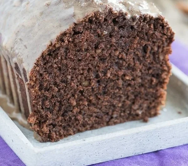 Einfacher Gewürzkuchen frisch aus dem Ofen mit Gewürzen dekoriert.