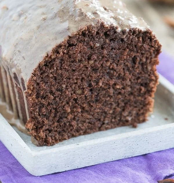 Einfacher Gewürzkuchen frisch aus dem Ofen mit Gewürzen dekoriert.