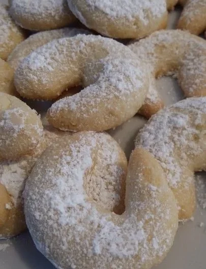 Glutenfreie Vanillekipferl auf einem Teller, laktosefrei zubereitet