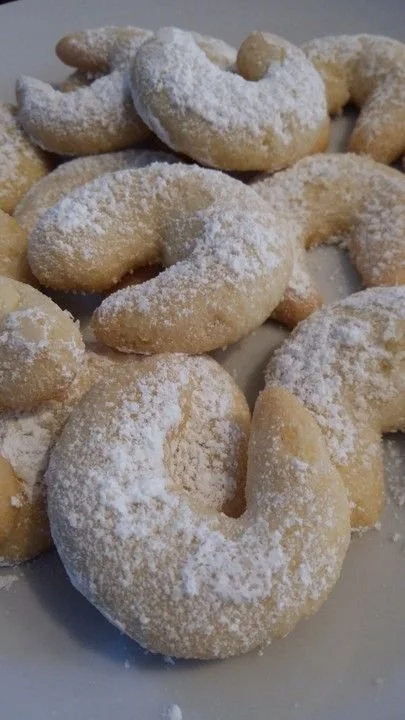 Glutenfreie Vanillekipferl auf einem Teller, laktosefrei zubereitet