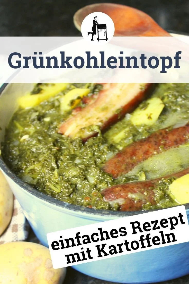 Grünkohl-Eintopf mit Speck und geräucherten Würsten in einer Schüssel.