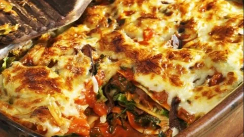 Leckere Grünkohl-Lasagne auf einem Teller, ideal für ein gesundes Abendessen.