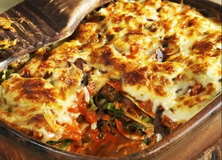 Leckere Grünkohl-Lasagne auf einem Teller, ideal für ein gesundes Abendessen.