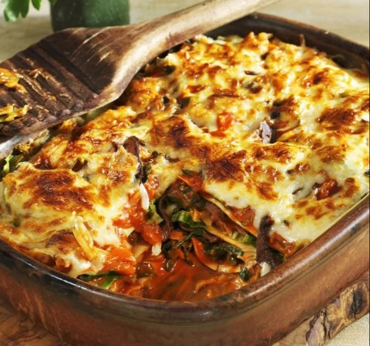 Leckere Grünkohl-Lasagne auf einem Teller, ideal für ein gesundes Abendessen.