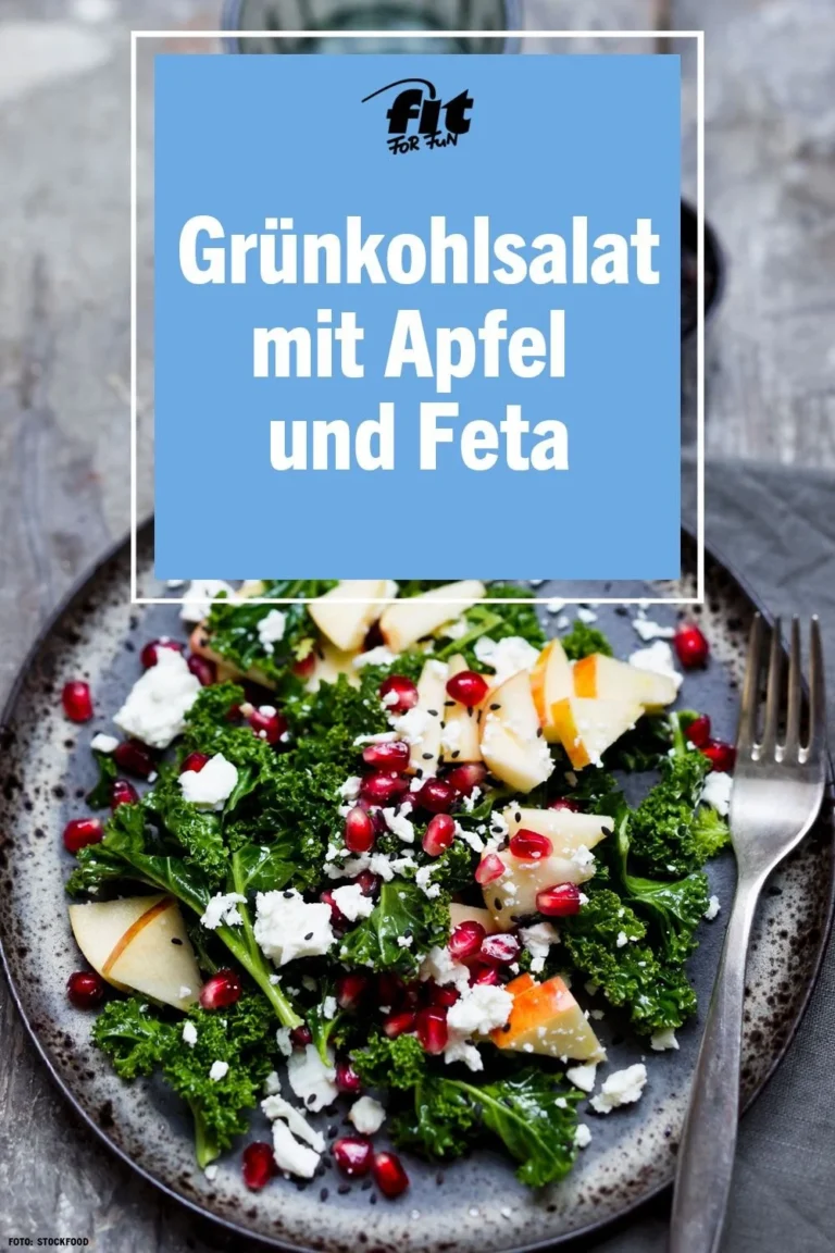 Grünkohl-Salat mit Apfel und Feta auf einem Teller angerichtet