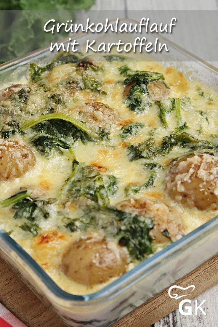 Leckeres Grünkohlauflauf mit Kartoffeln, serviert in einer Auflaufform.