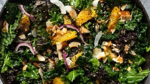 Grünkohlsalat mit Orangen und Kokosnuss in einer Schüssel arrangiert