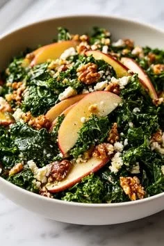 Herbstlicher Grünkohl-Salat mit frischen Zutaten auf einem Teller