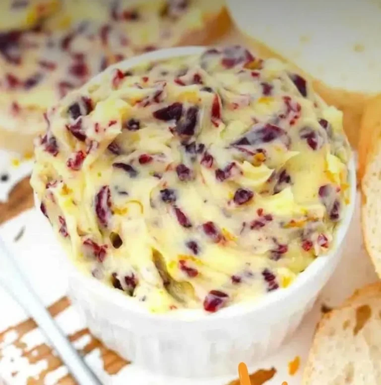 Hausgemachte Honey Cranberry Butter auf einem frischen Brötchen serviert.