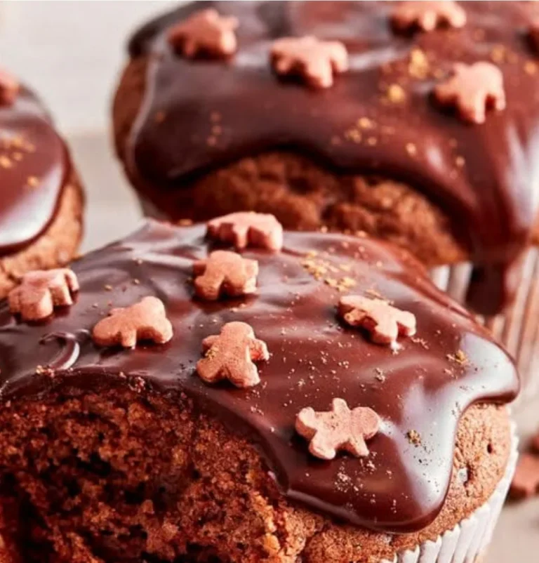Saftige Lebkuchen-Muffins auf einem rustikalen Teller