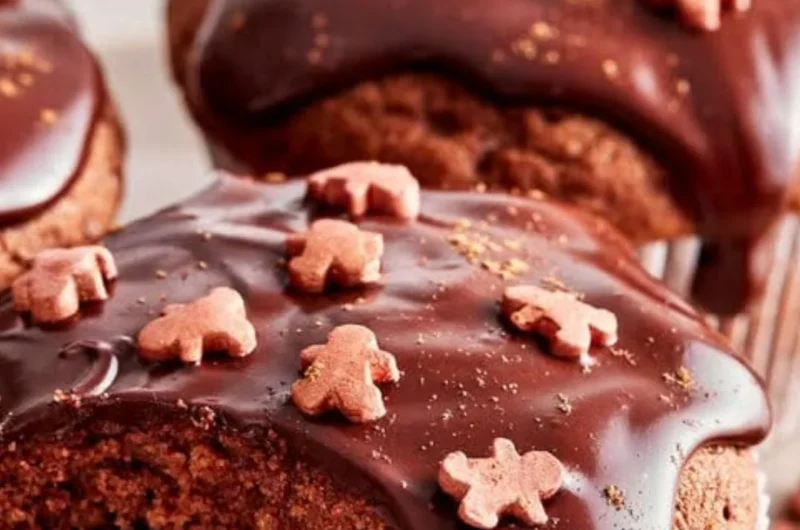 Saftige Lebkuchen-Muffins auf einem rustikalen Teller