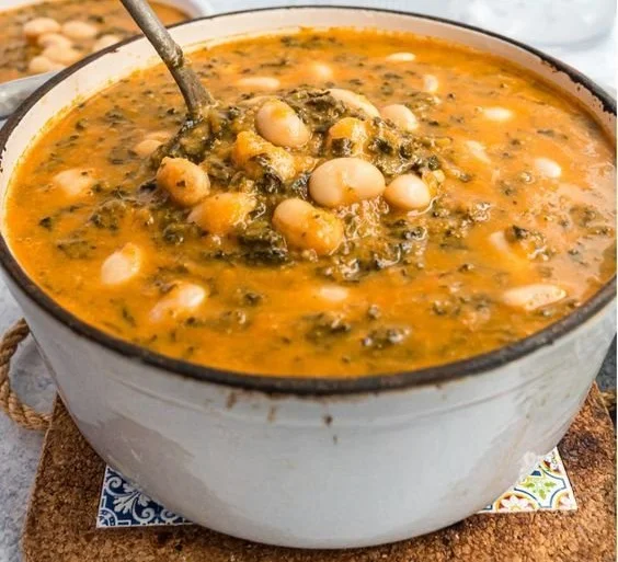 Schnelle Ribollita Bohnensuppe mit Grünkohl in einer Schüssel serviert