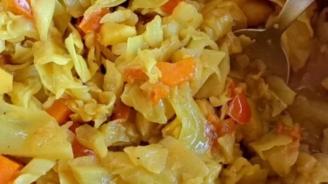 Kohleintopf auf äthiopische Art mit buntem Gemüse und Gewürzen.