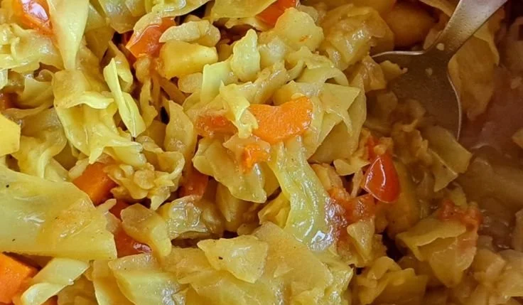 Kohleintopf auf äthiopische Art mit buntem Gemüse und Gewürzen.