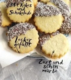 Kokosplätzchen mit cremiger Füllung, knusprig außen und cremig innen auf einem Teller