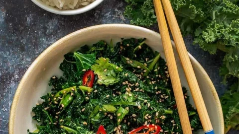 Koreanischer Grünkohl-Salat mit frischen Zutaten und aromatischen Gewürzen.