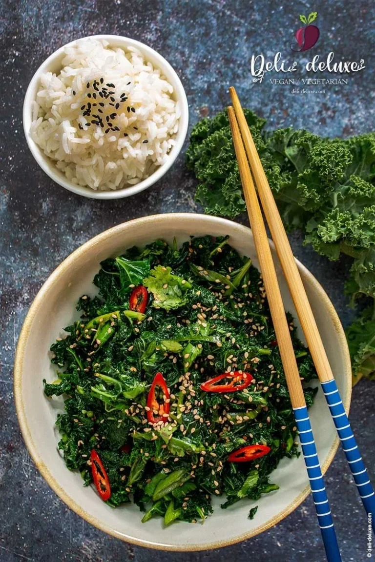 Koreanischer Grünkohl-Salat mit frischen Zutaten und aromatischen Gewürzen.