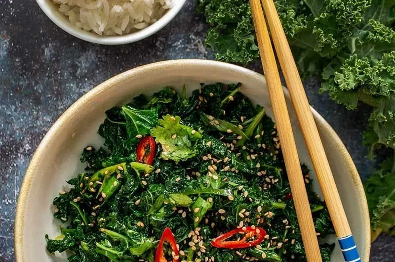 Koreanischer Grünkohl-Salat mit frischen Zutaten und aromatischen Gewürzen.