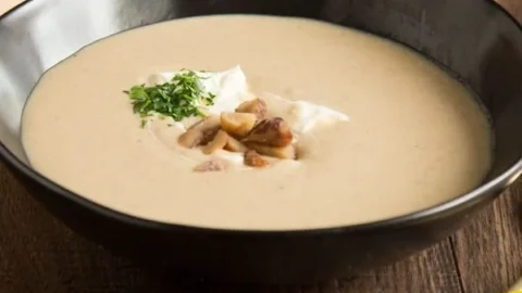 Schüssel mit Maronensuppe, Kartoffeln und Apfel – herzhafter Genuss im Herbst.