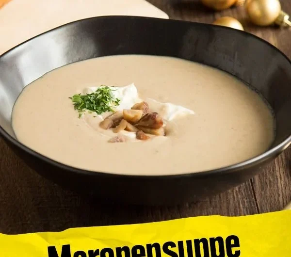 Schüssel mit Maronensuppe, Kartoffeln und Apfel – herzhafter Genuss im Herbst.