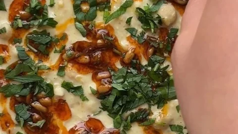 Masabacha Bowl mit frischen Zutaten und Gewürzen serviert