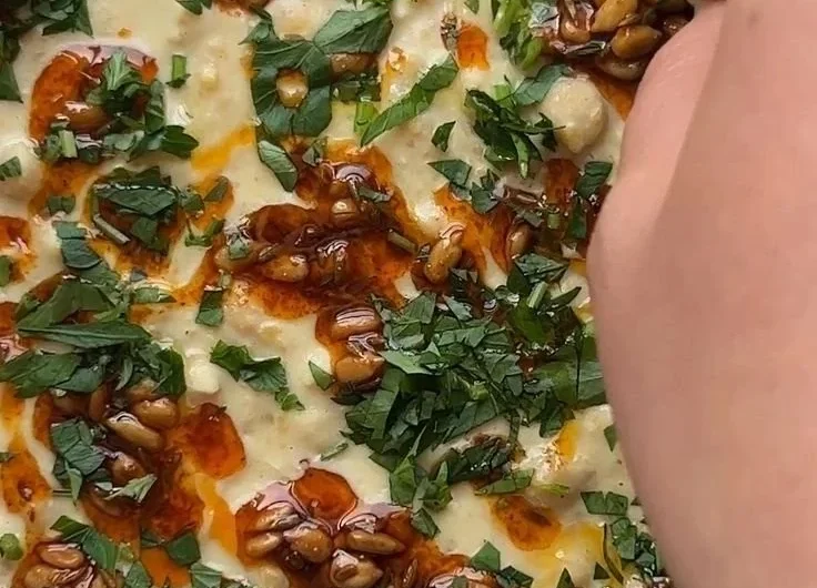Masabacha Bowl mit frischen Zutaten und Gewürzen serviert