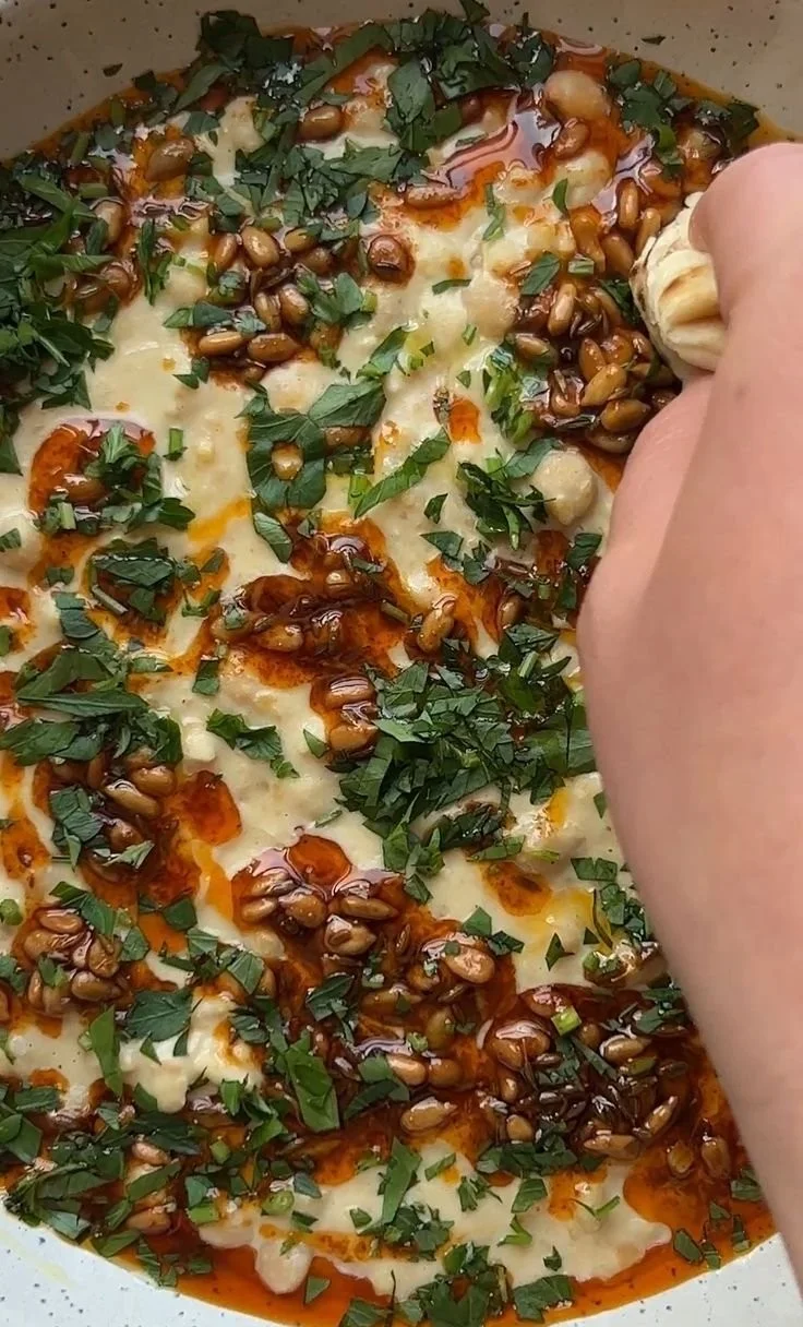 Masabacha Bowl mit frischen Zutaten und Gewürzen serviert